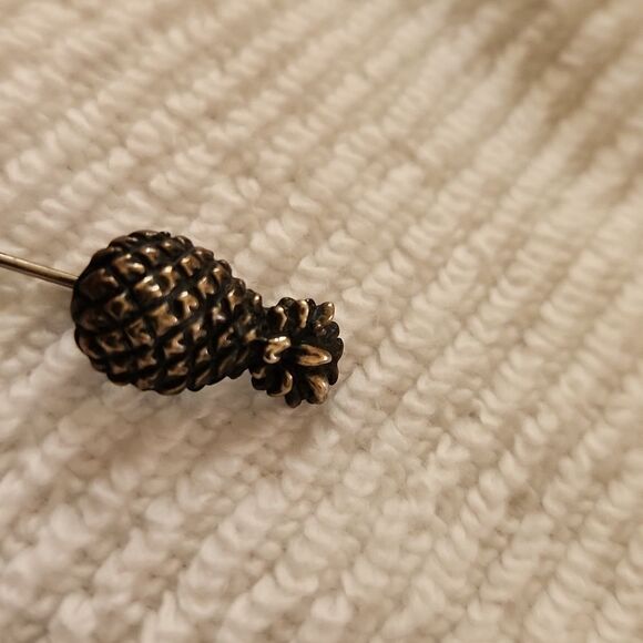 Pewter pineapple pin - Picture 2 of 4